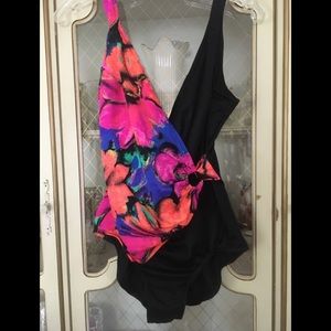 Jantzen black floral swimsuit size 14. B:1068. 7/14/26